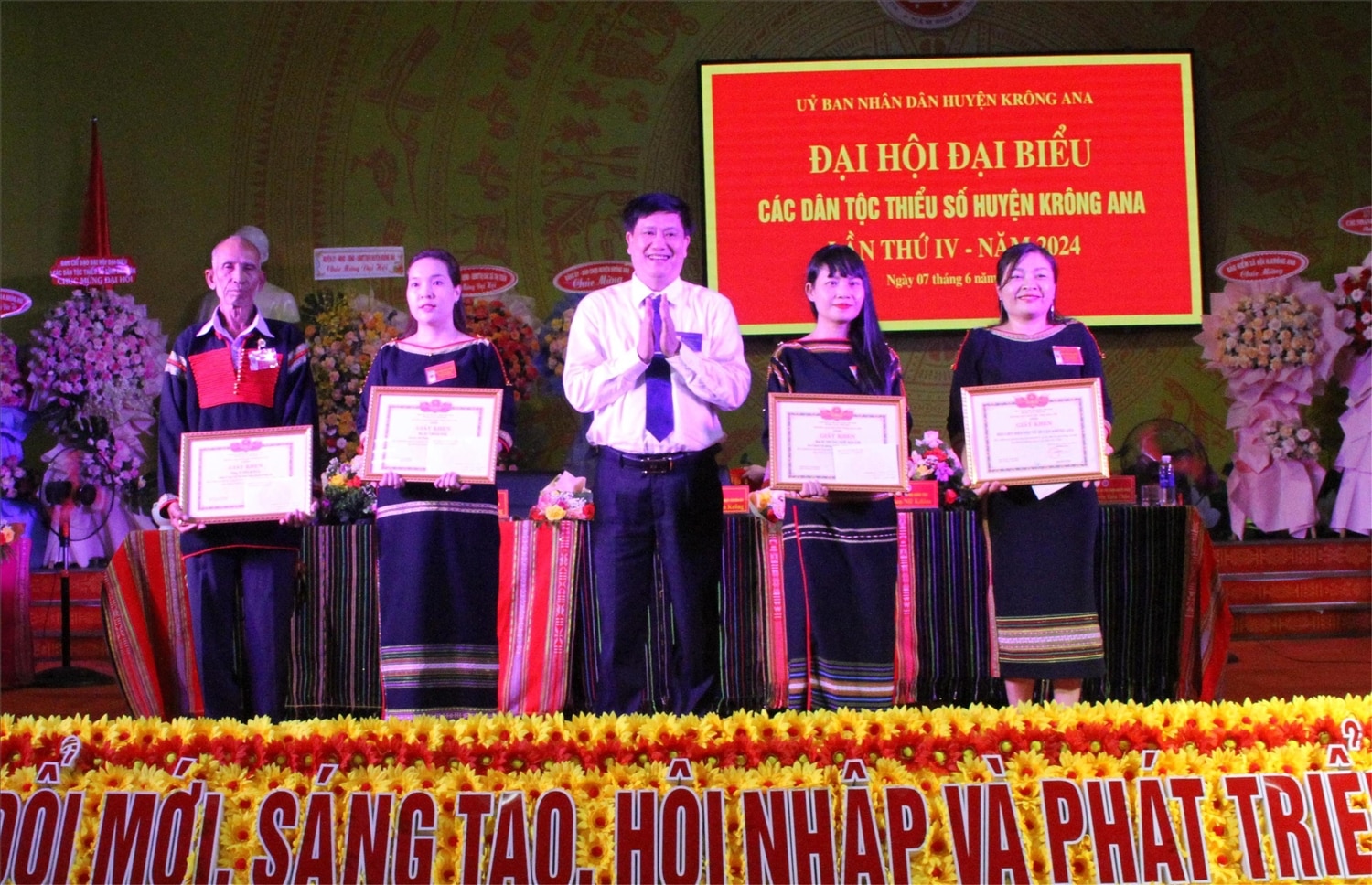 Phó trưởng Ban Dân tộc tỉnh Đắk Lắk Lê Ngọc Vinh trao giấy khen của Ban Dân tộc cho các tập thể cá nhân