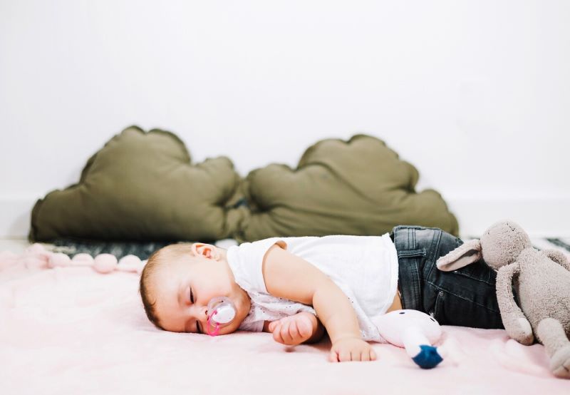 Trẻ bị mềm sụn thanh quản nên ngủ ở tư thế nằm nghiêng để dễ thở