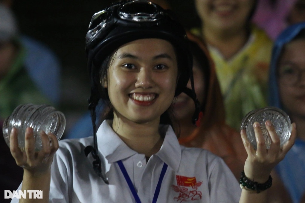 Tình nguyện viên dầm mưa phục vụ lễ khai mạc Festival Huế 2024 - 2