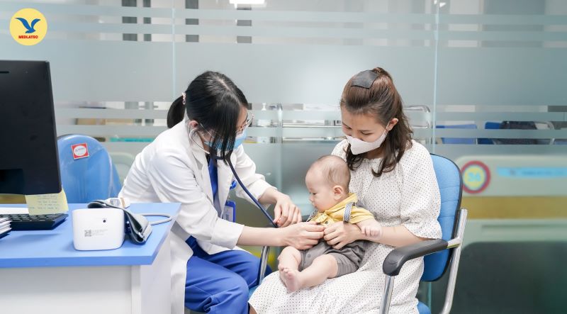 Cha mẹ cho trẻ thăm khám tại Hệ thống Y tế MEDLATEC