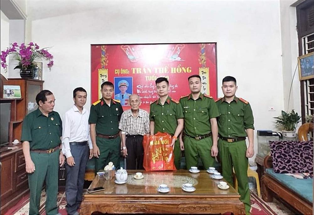 Thượng úy Hoàng Hải Huy cùng đoàn viên thanh niên Phòng Cảnh sát hình sự, Đoàn phường Tân Hòa thăm hỏi, tri ân cựu chiến binh tham gia chiến dịch Điện Biên Phủ.