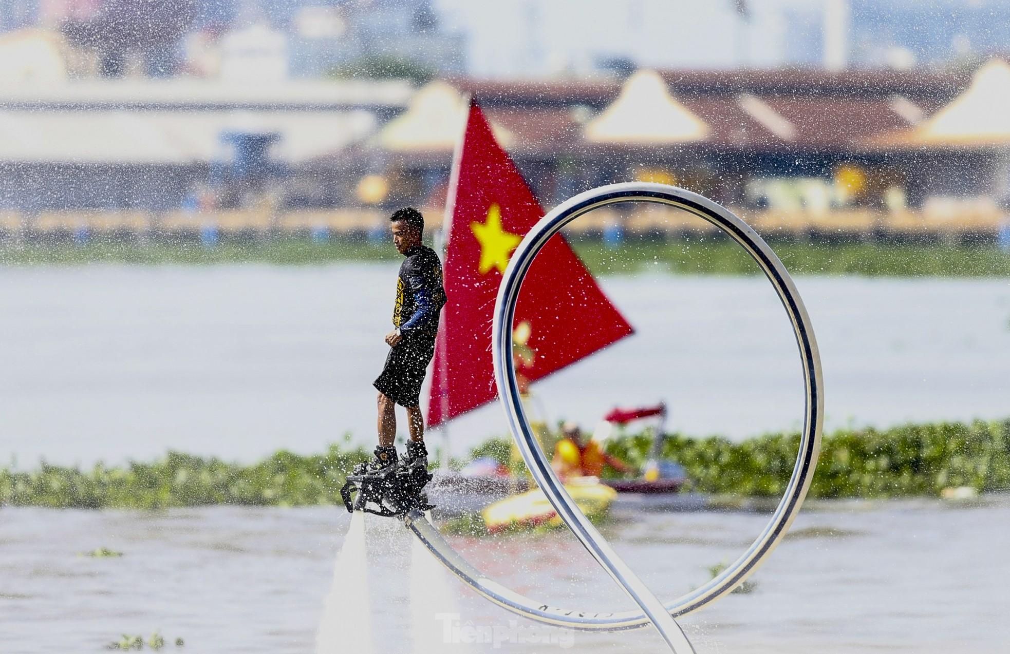 Mãn nhãn với màn 'bay' trên sông Sài Gòn bằng ván phản lực ảnh 6