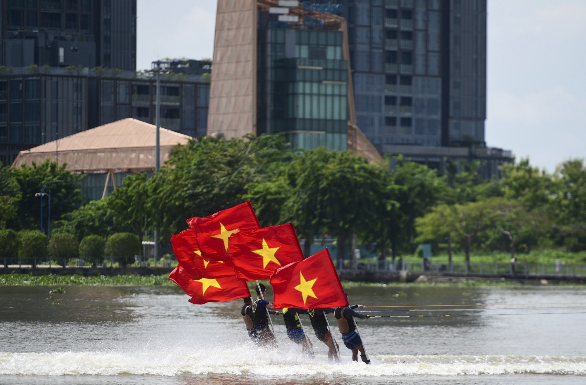 Mãn nhãn với màn 'bay' trên sông Sài Gòn bằng ván phản lực ảnh 9