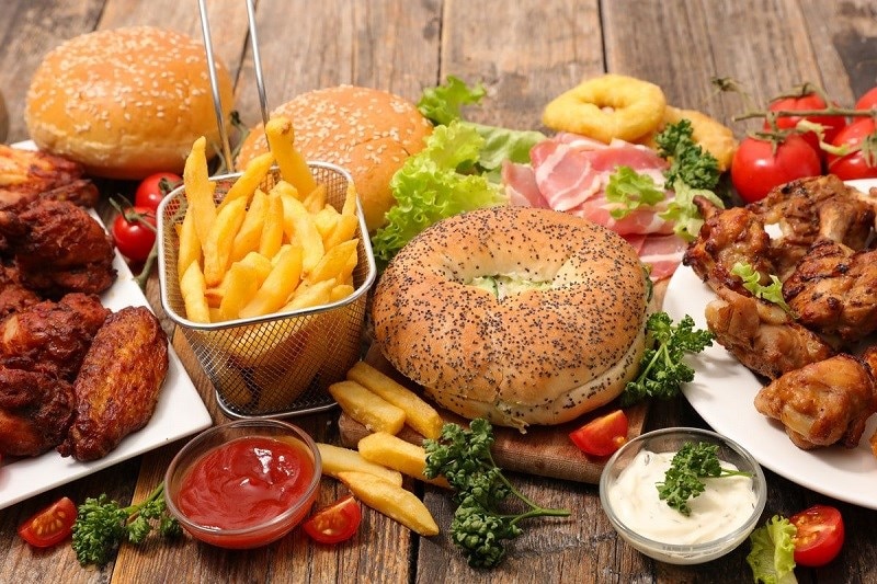 Tiêu thụ nhiều thức ăn chế biến sẵn, không hợp vệ sinh cũng là nguyên nhân gây ung thư
