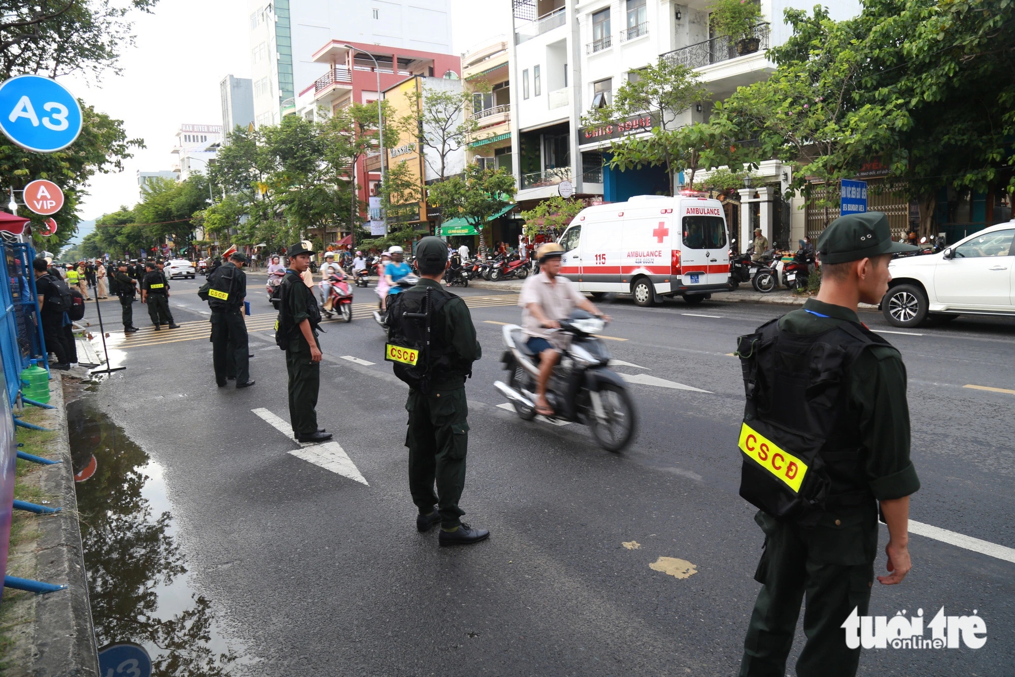 Lực lượng an ninh có mặt trên các tuyến đường quanh khu vực diễn ra lễ hội pháo hoa - Ảnh: ĐOÀN NHẠN
