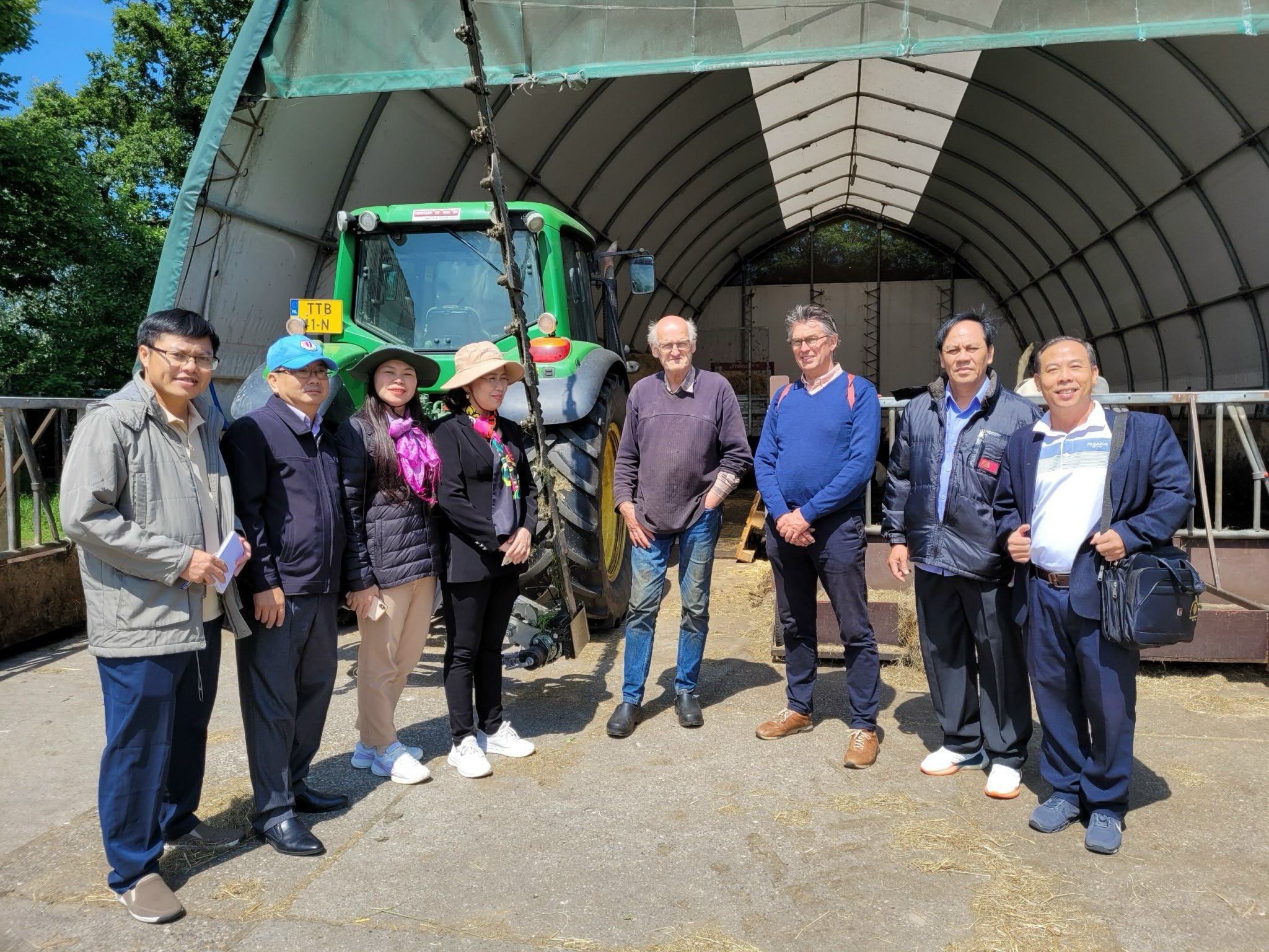 Đoàn công tác Trung ương Hội Nông dân Việt Nam thăm trang trại đa mục đích Hoeve Ackerdijk tại Hà Lan- Ảnh 3.
