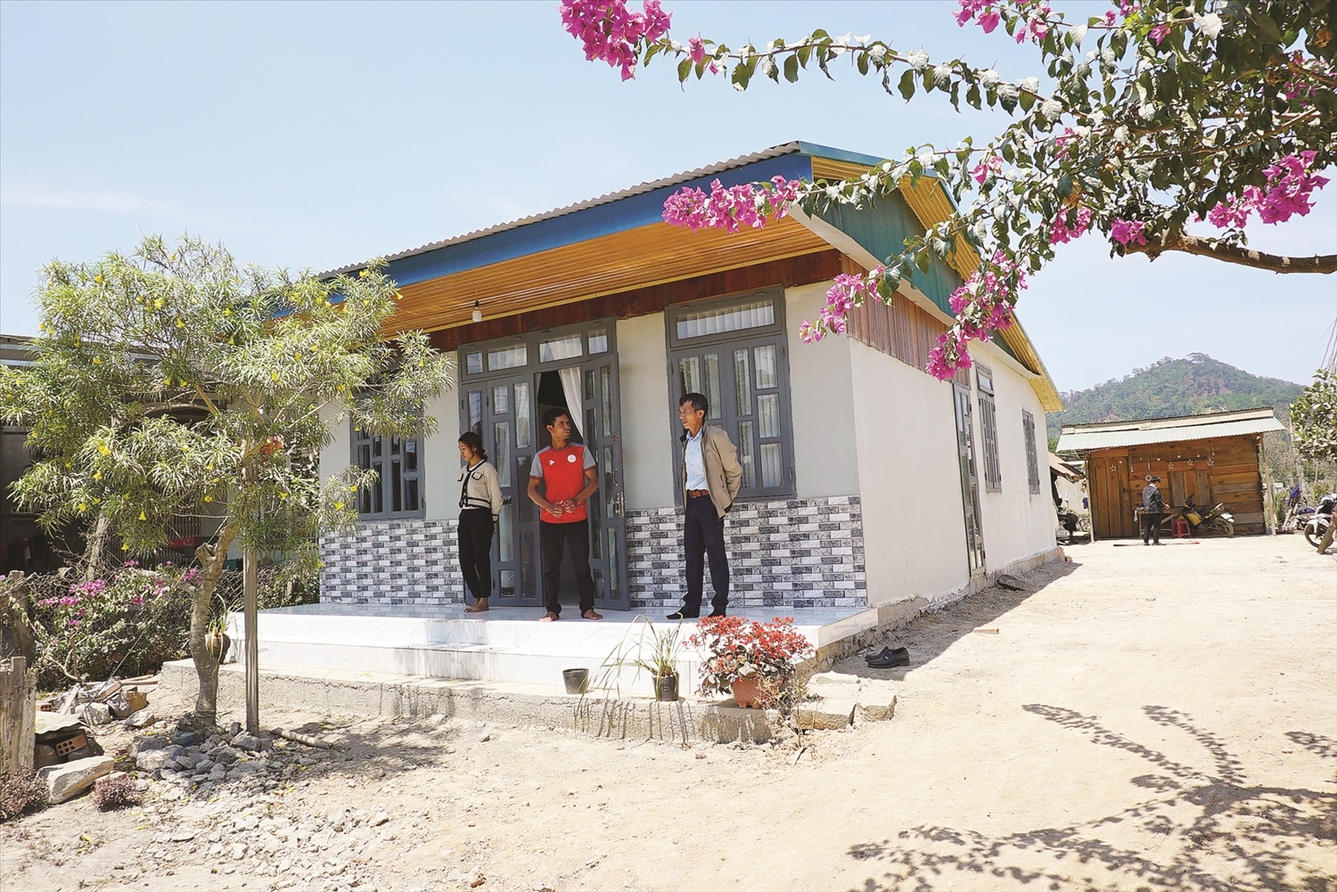 Có nhà mới, tạo động lực để gia đình anh Ya Thuyết vươn lên phát triển kinh tế bền vững.