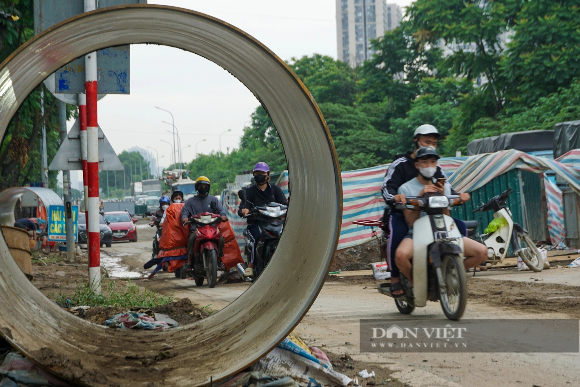 Lô cốt, bụi bẩn gây ám ảnh người tham gia giao thông tại đường gom đại lộ Thăng Long- Ảnh 9.