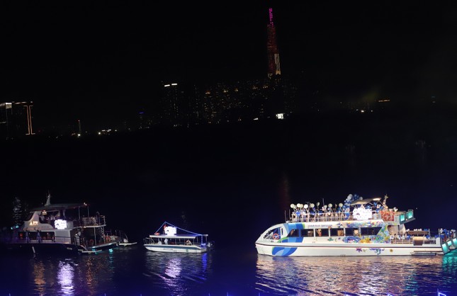 'Bữa tiệc' pháo hoa và drone đặc sắc mở hội Sông nước TPHCM ảnh 2