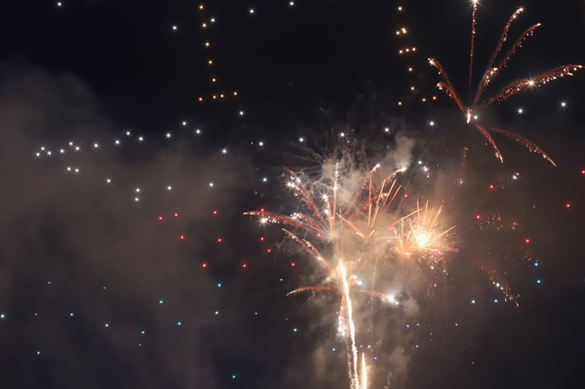 'Bữa tiệc' pháo hoa và drone đặc sắc mở hội Sông nước TPHCM ảnh 5