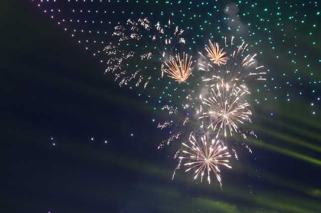 'Bữa tiệc' pháo hoa và drone đặc sắc mở hội Sông nước TPHCM ảnh 4