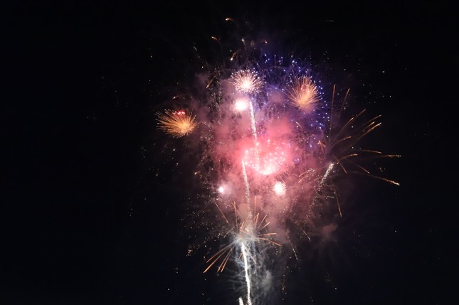 'Bữa tiệc' pháo hoa và drone đặc sắc mở hội Sông nước TPHCM ảnh 7