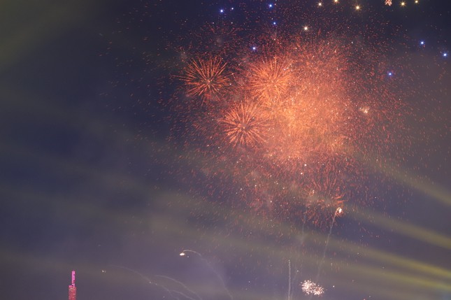 'Bữa tiệc' pháo hoa và drone đặc sắc mở hội Sông nước TPHCM ảnh 6