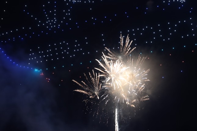 'Bữa tiệc' pháo hoa và drone đặc sắc mở hội Sông nước TPHCM ảnh 8