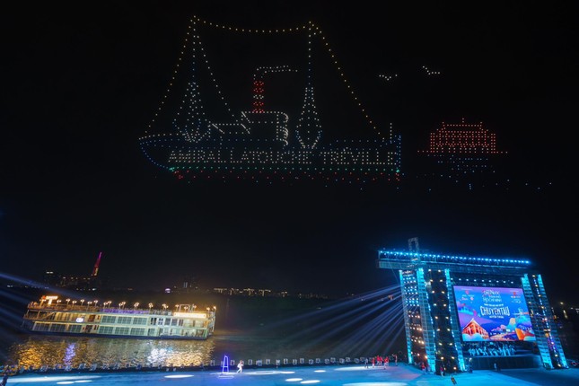'Bữa tiệc' pháo hoa và drone đặc sắc mở hội Sông nước TPHCM ảnh 9