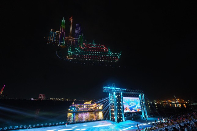 'Bữa tiệc' pháo hoa và drone đặc sắc mở hội Sông nước TPHCM ảnh 10