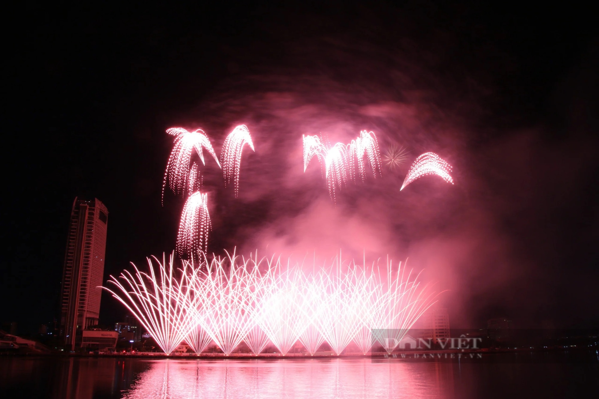 Rực sáng bầu trời Đà Nẵng trong đêm khai mạc lễ hội bắn pháo hoa quốc tế 2024- Ảnh 2.