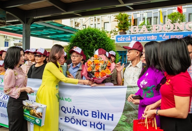 Hơn 300 khách đến Quảng Bình bằng tàu charter - Ảnh 3.