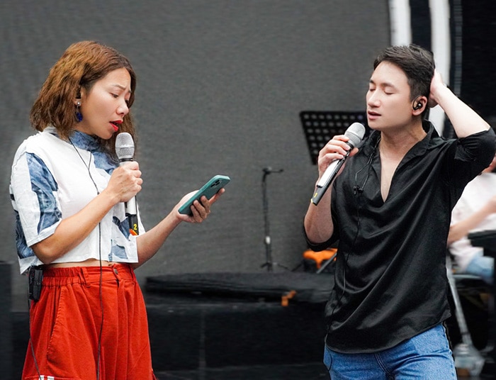 Hà Trần và Phan Mạnh Quỳnh tập luyện cho các màn song ca ở Giao lộ thời gian. Ảnh: Nhà sản xuất