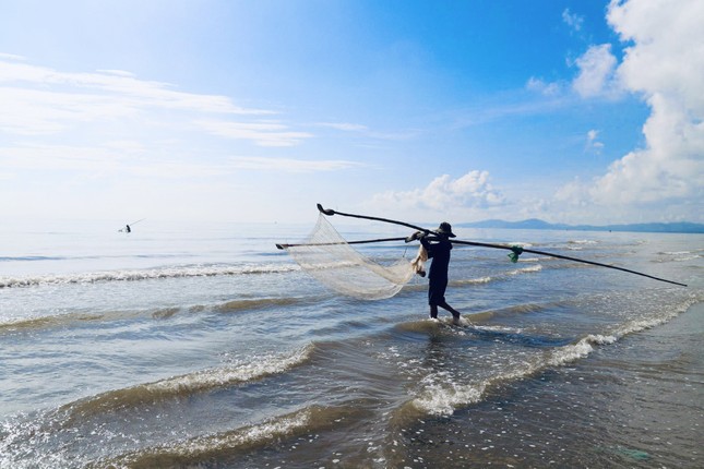 Ngư dân xứ Nghệ rộn ràng mùa thu hoạch ruốc biển ảnh 13