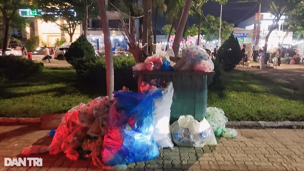 Bờ sông Hàn ngập rác sau đêm diễn đầu tiên của lễ hội pháo hoa Đà Nẵng - 5