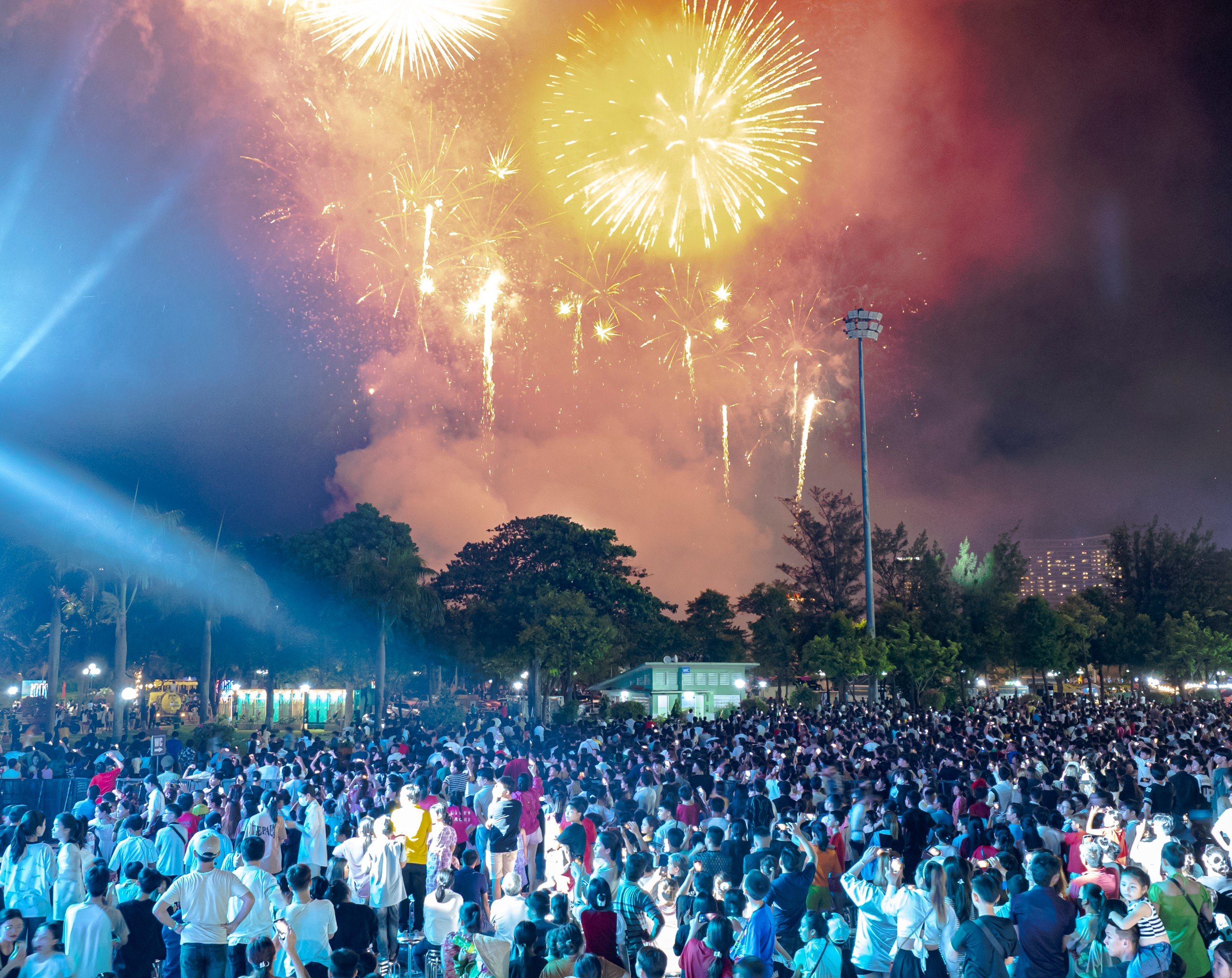 Hàng ngàn người dân và khách du lịch đổ về Quy Nhơn xem pháo hoa tầm cao- Ảnh 2.