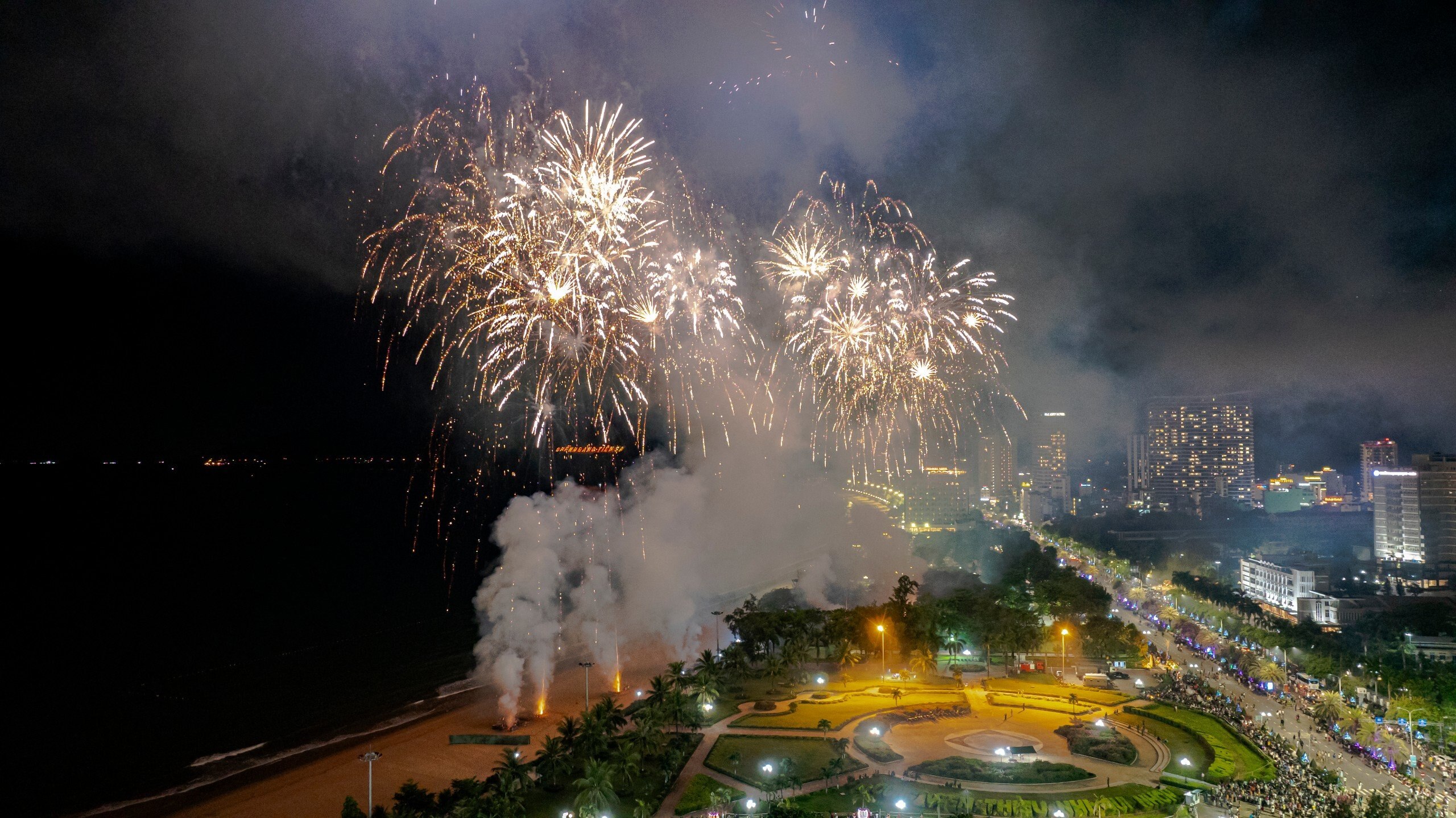 Hàng ngàn người dân và khách du lịch đổ về Quy Nhơn xem pháo hoa tầm cao- Ảnh 4.