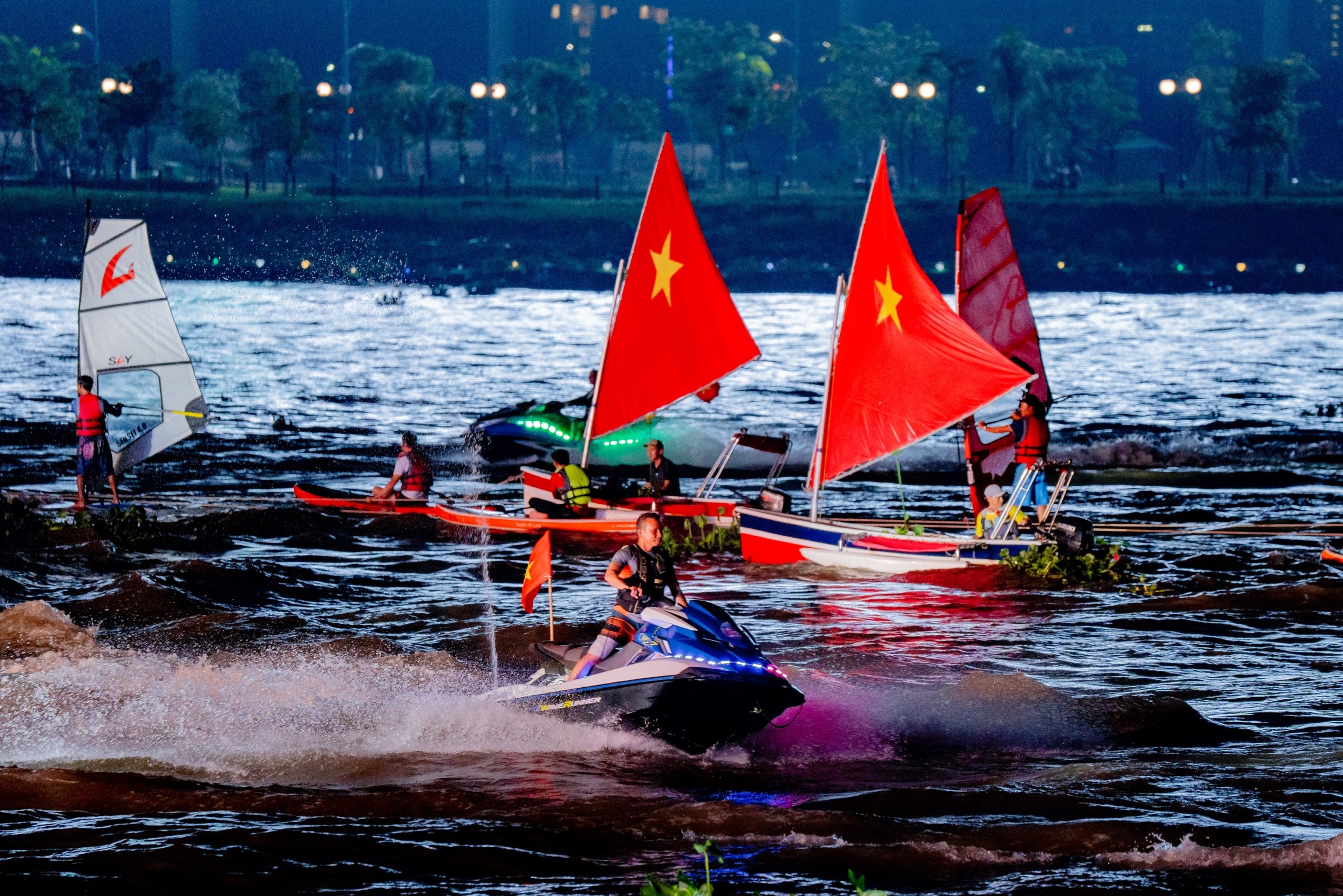 Người dân ùn ùn đi xem trình diễn drone tại Lễ hội Sông nước TP HCM- Ảnh 6.