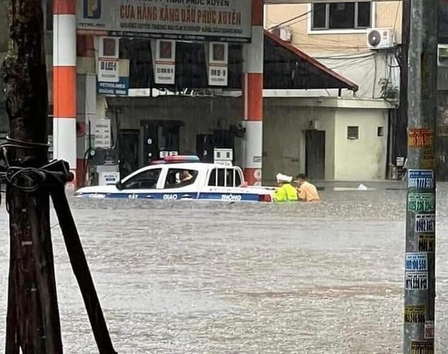 Quảng Ninh mưa như trút nước, ô tô xe máy 'bơi' trên đường ảnh 3