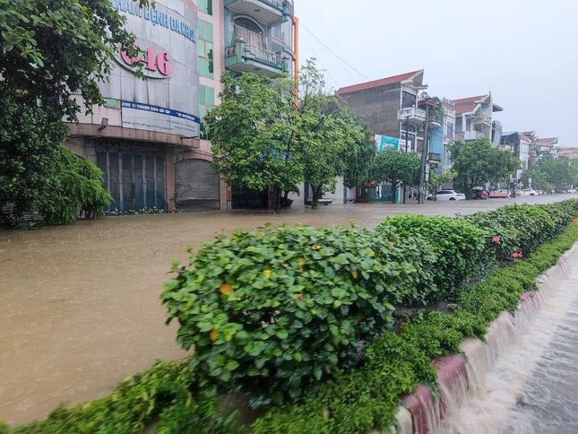 Quảng Ninh mưa như trút nước, ô tô xe máy 'bơi' trên đường ảnh 4