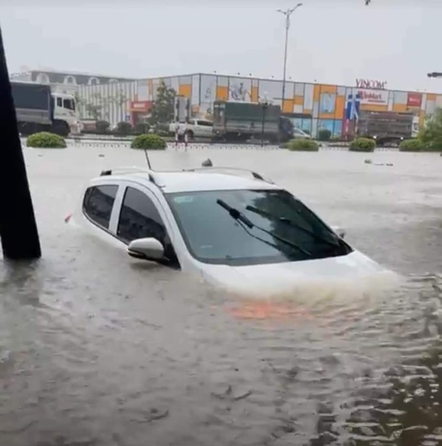 Quảng Ninh mưa như trút nước, ô tô xe máy 'bơi' trên đường ảnh 5