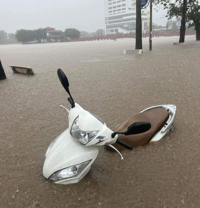 Quảng Ninh mưa như trút nước, ô tô xe máy 'bơi' trên đường ảnh 6