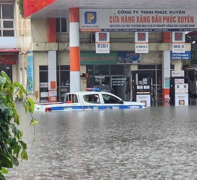 Quảng Ninh mưa như trút nước, ô tô xe máy 'bơi' trên đường ảnh 7