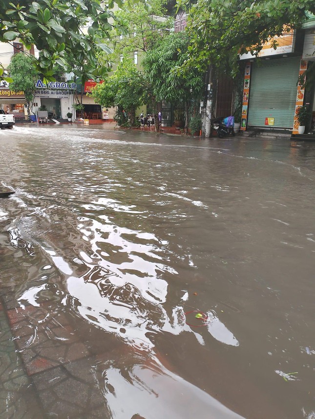 Quảng Ninh mưa như trút nước, ô tô xe máy 'bơi' trên đường ảnh 10