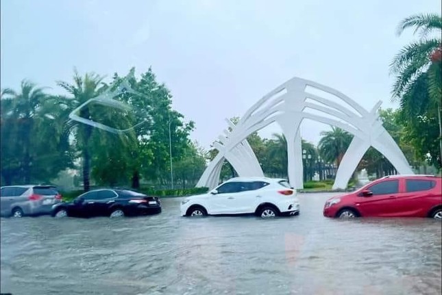 Quảng Ninh mưa như trút nước, ô tô xe máy 'bơi' trên đường ảnh 12