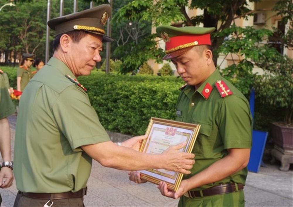 Đại úy Nguyễn Minh Tuấn nhận khen thưởng tại Lễ chào cờ. 