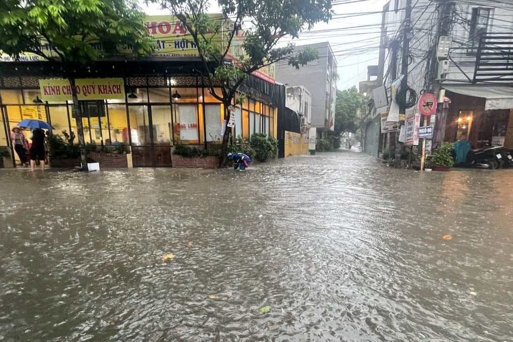 Nhiều khu vực ở Quảng Ninh, Hải Phòng ngập sâu do mưa lớn - 2