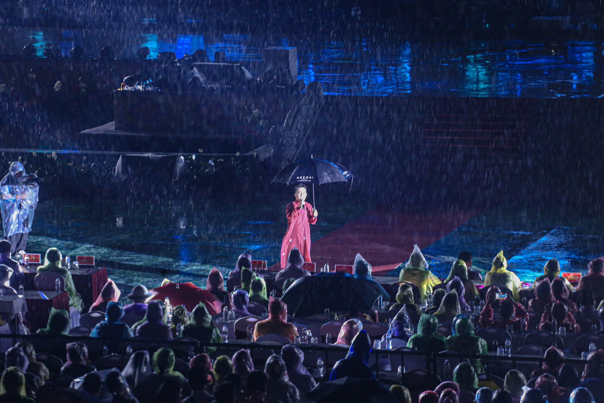 Khán giả và nghệ sĩ đội mưa, đắm chìm trong đêm nhạc Trịnh Công Sơn tại điện Kiến Trung- Ảnh 3.