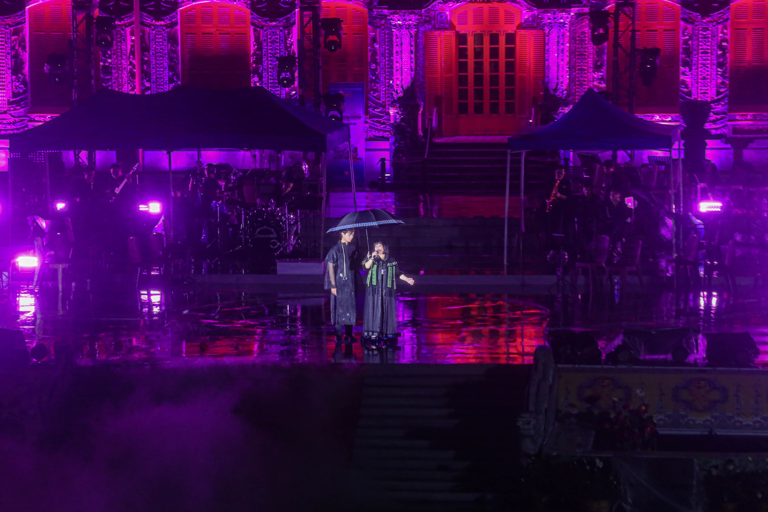 Khán giả và nghệ sĩ đội mưa, đắm chìm trong đêm nhạc Trịnh Công Sơn tại điện Kiến Trung- Ảnh 5.