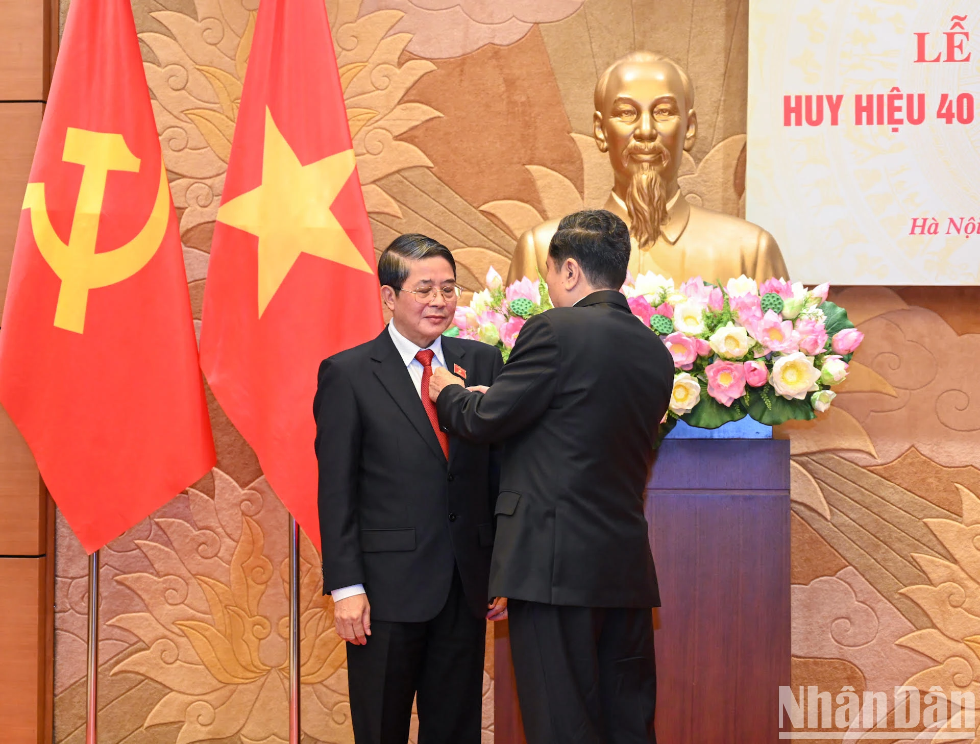 [Ảnh] Chủ tịch Quốc hội Trần Thanh Mẫn dự Lễ trao tặng Huy hiệu 40 năm, 30 năm tuổi Đảng ảnh 3