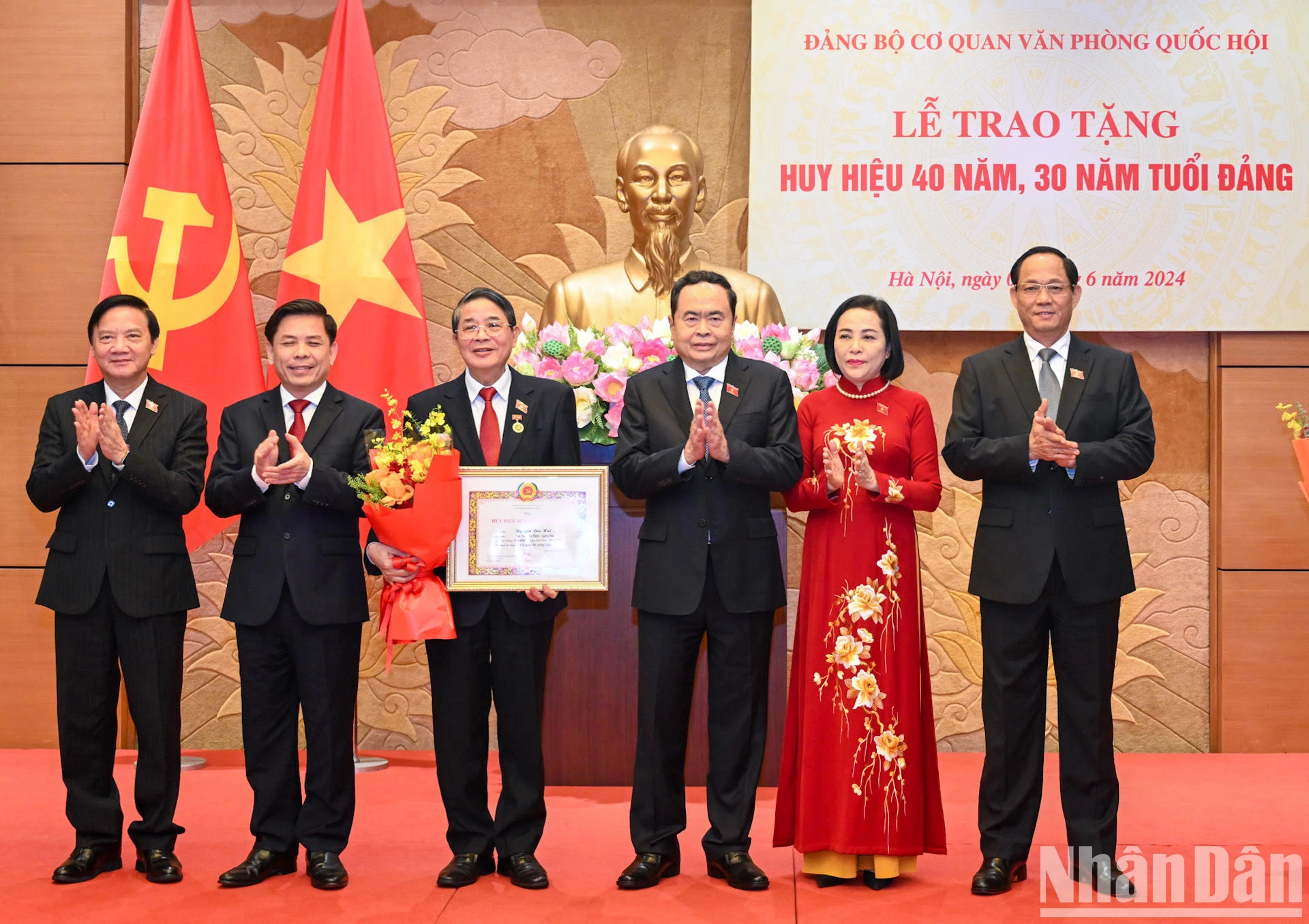 [Ảnh] Chủ tịch Quốc hội Trần Thanh Mẫn dự Lễ trao tặng Huy hiệu 40 năm, 30 năm tuổi Đảng ảnh 4