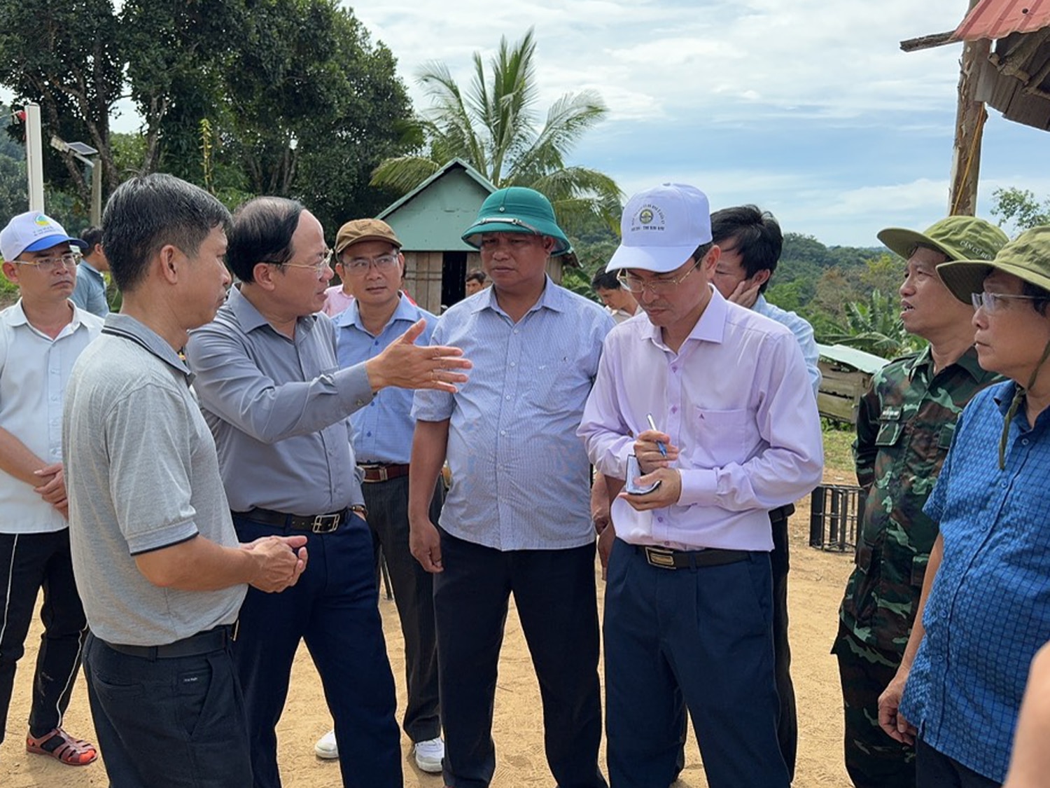 Chủ tịch tỉnh Bình Định chỉ đạo làm đường, cấp điện cho thôn biệt lập giữa rừng- Ảnh 2.