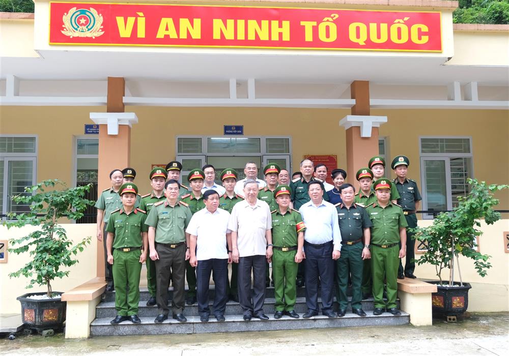 Chủ tịch nước Tô Lâm cùng các đại biểu chụp ảnh lưu niệm với cán bộ, chiến sĩ Công an xã Trường Hà.