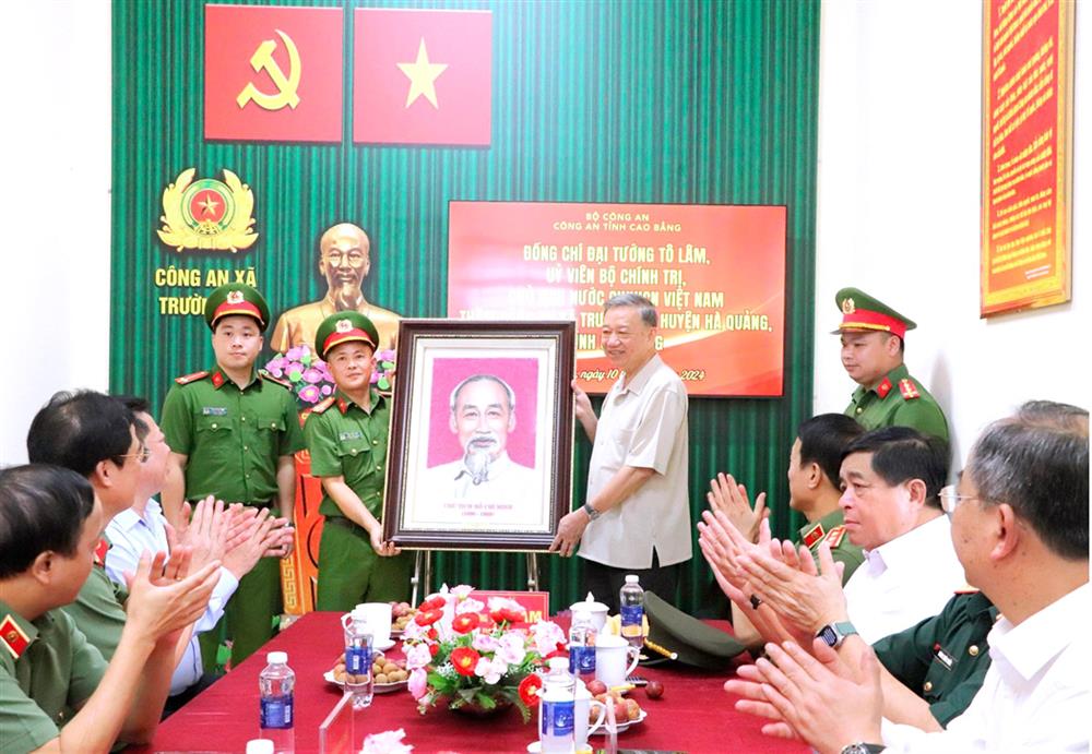 Chủ tịch nước Tô Lâm tặng ảnh chân dung Bác Hồ cho Công an xã Trường Hà,