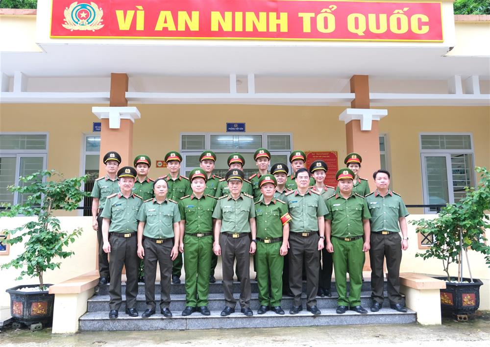 Bộ trưởng Lương Tam Quang cùng các đại biểu và 