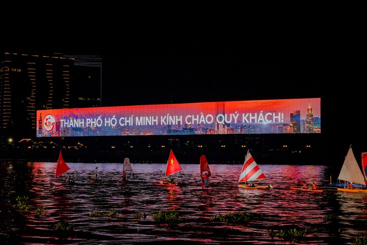 Bờ sông Sài Gòn rực rỡ ánh đèn chào đón du khách đến thành phố năng động - Ảnh: Sở Du lịch TP.HCM