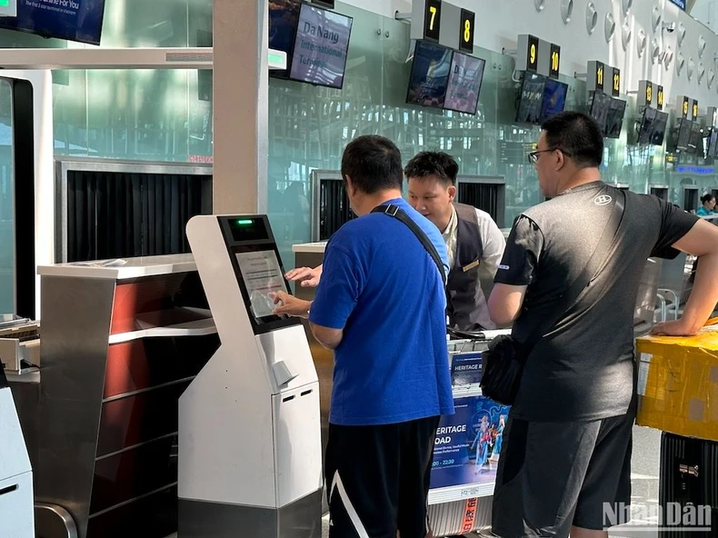 Nhà ga quốc tế Đà Nẵng đưa hệ thống quầy tự gửi hành lý vào hoạt động ảnh 2