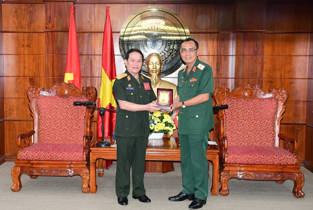 Thiếu tướng Nguyễn Minh Hoàng tặng quà lưu niệm tại buổi gặp mặt