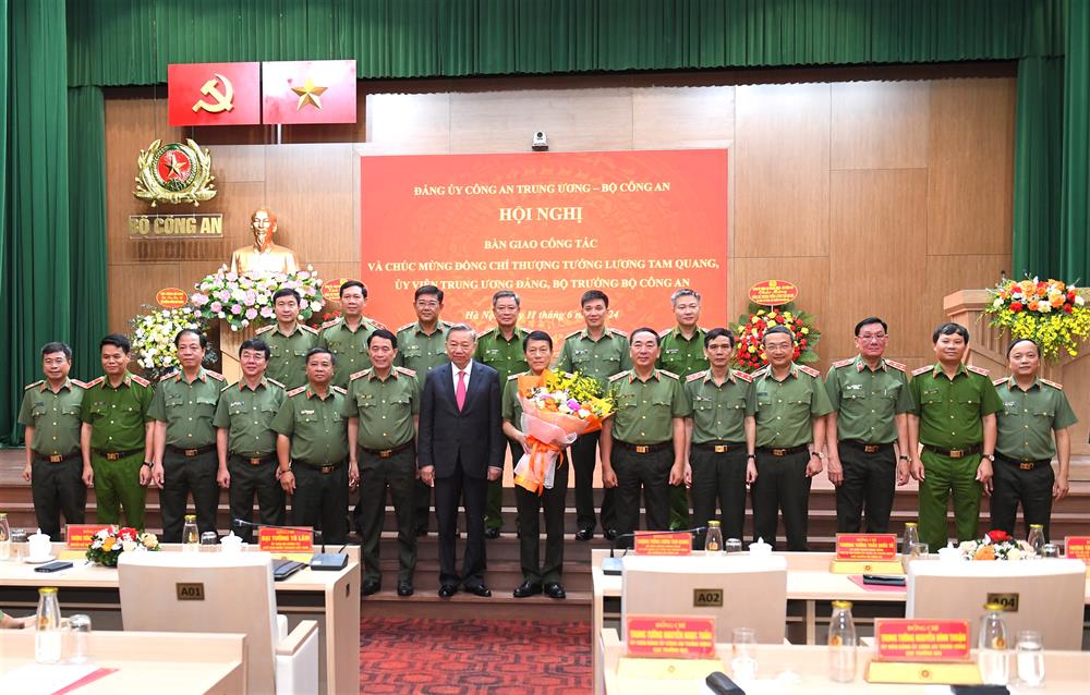 Chủ tịch nước Tô Lâm cùng các đại biểu.