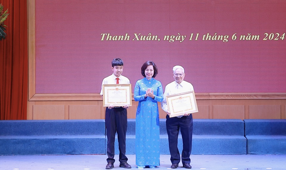 Bí thư Quận ủy Thanh Xuân Bùi Huyền Mai trao khen thưởng cho 2 cá nhân đặc biệt có tác phẩm xuất sắc 